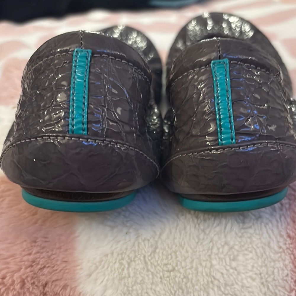 TIEKS, croco patent leather Gray Textured Flats size 11 - Picture 2 of 5